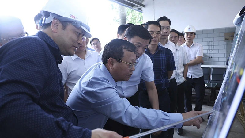 Đoàn công tác của Bộ Xây dựng kiểm tra dự án đầu tư xây dựng tuyến đường sắt Lào Cai-Hà Nội-Hải Phòng, đoạn qua tỉnh Lào Cai. 