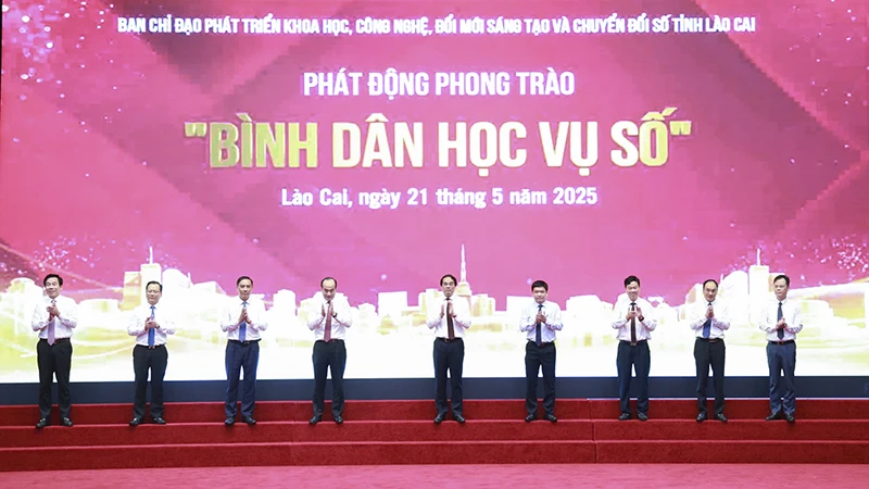 Các đại biểu bấm nút phát động Phong trào ”Bình dân học vụ số”.