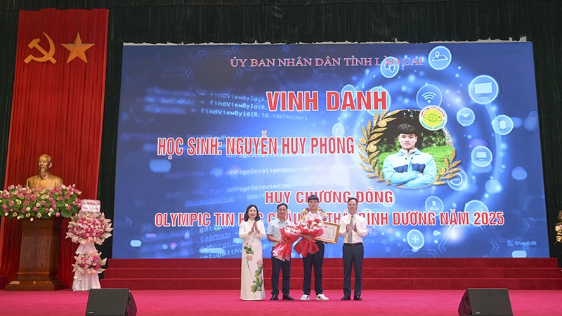 Em Nguyễn Huy Phong, học sinh lớp 11 chuyên Tin, Trường THPT Chuyên Lào Cai đã xuất sắc giành Huy chương Đồng tại Kỳ thi Olympic Tin học châu Á-Thái Bình Dương.