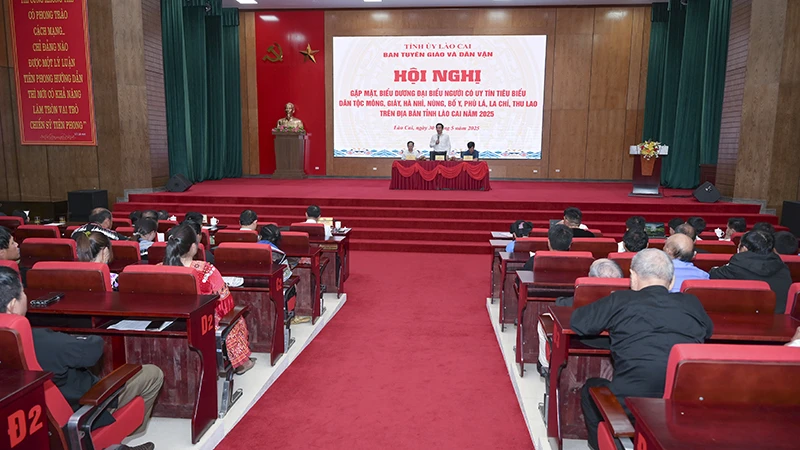 Biểu dương 100 đại biểu người có uy tín tiêu biểu trên địa bàn tỉnh Lào Cai.