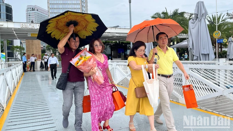 Khách du lịch đến với Thành phố Hồ Chí Minh