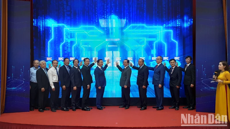 Nghi thức ra mắt Trung tâm điện tử và vi mạch bán dẫn-ESC.