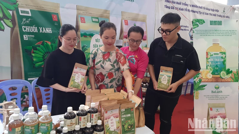 Trưng bày các sản phẩm nông nghiệp hữu cơ tại Lễ phát động.