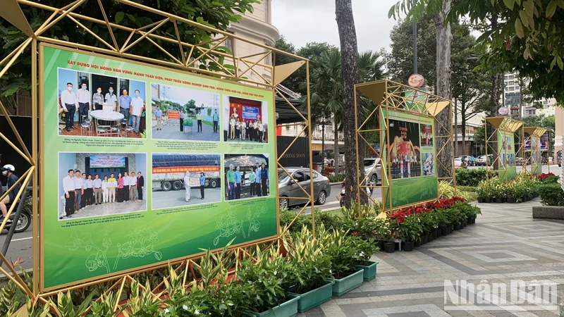 Không gian triển lãm ảnh với chủ đề Đoàn kết-Đổi mới-Văn minh-Phát triển.