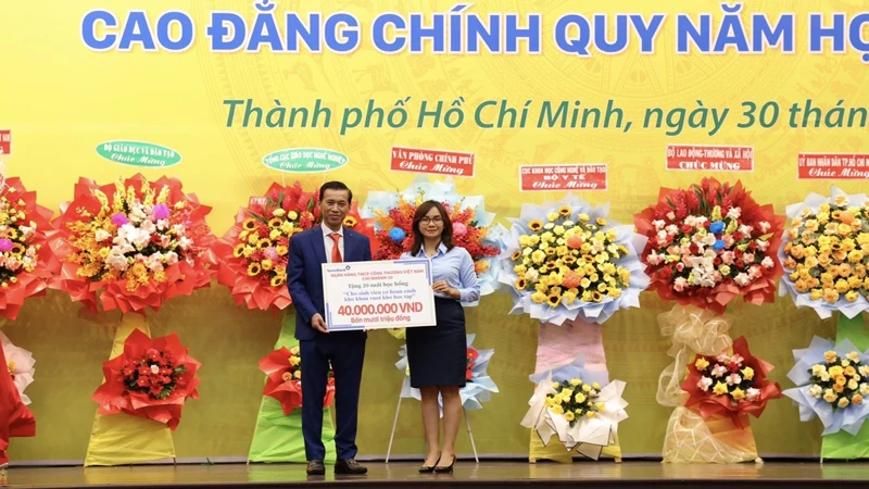 Tiến sĩ Lê Lâm, Hiệu trưởng Trường cao đẳng Đại Việt Sài Gòn tiếp nhận học bổng từ các mạnh thường quân hỗ trợ cho sinh viên khó khăn.