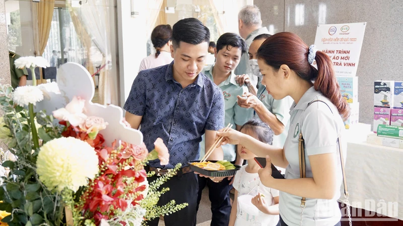 Trưng bày và trải nghiệm sản phẩm khởi nghiệp xanh trong khuôn khổ cuộc thi.