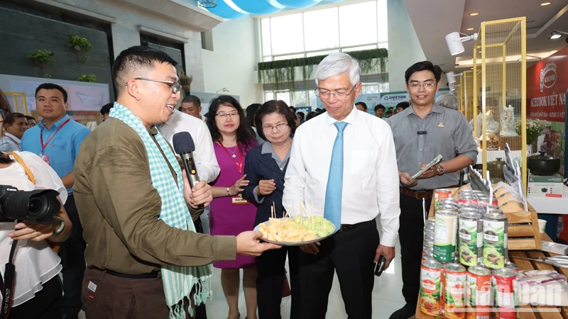 Các đại biểu tham quan triển lãm.