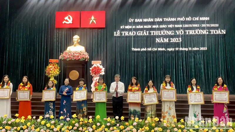 Các thầy, cô giáo nhận Giải thưởng Võ Trường Toản năm 2023.