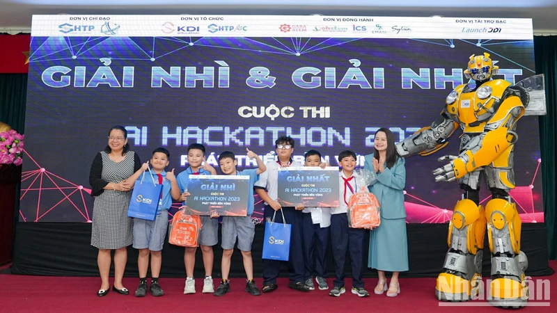 Ban tổ chức cuộc thi trao giải cho thí sinh đạt giải Nhất và Nhì bảng A