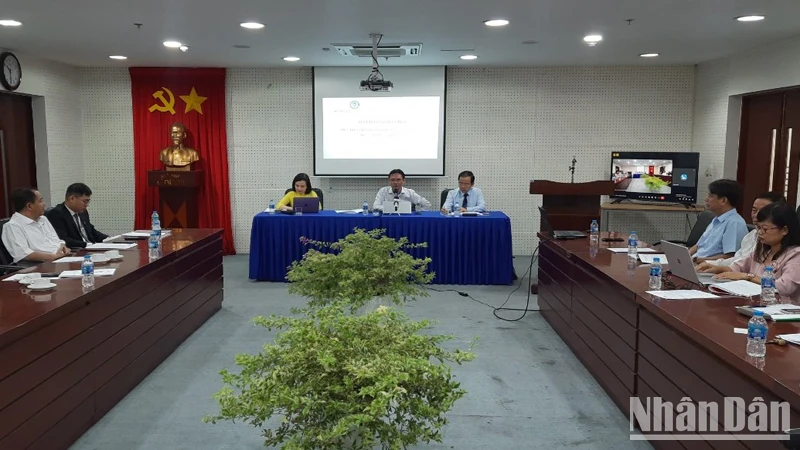 Các đại biểu chủ trì buổi tọa đàm.