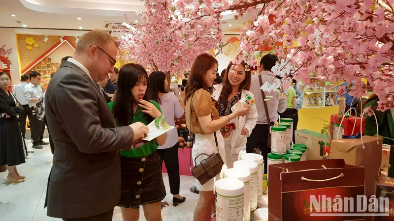 Khách hàng tham quan, mua sắm tại Tuần lễ Triển lãm sản phẩm ngành lương thực, thực phẩm năm 2023.