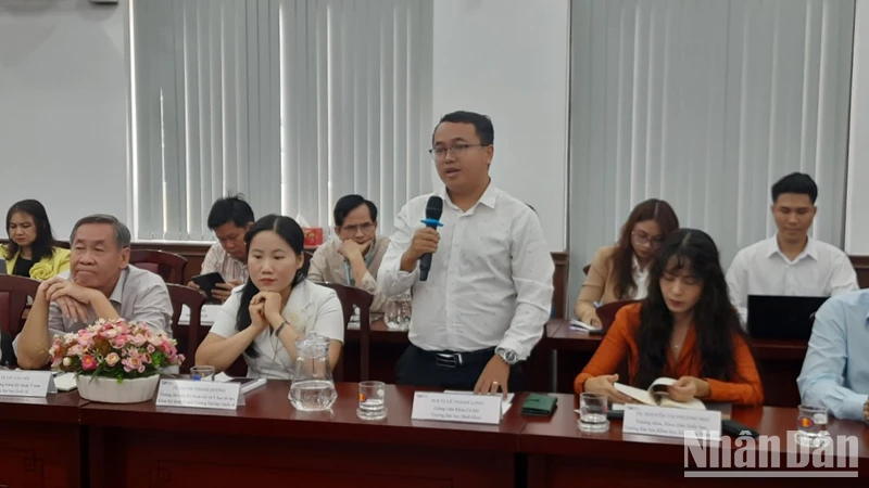 Nhà khoa học phát biểu tại Tọa đàm.