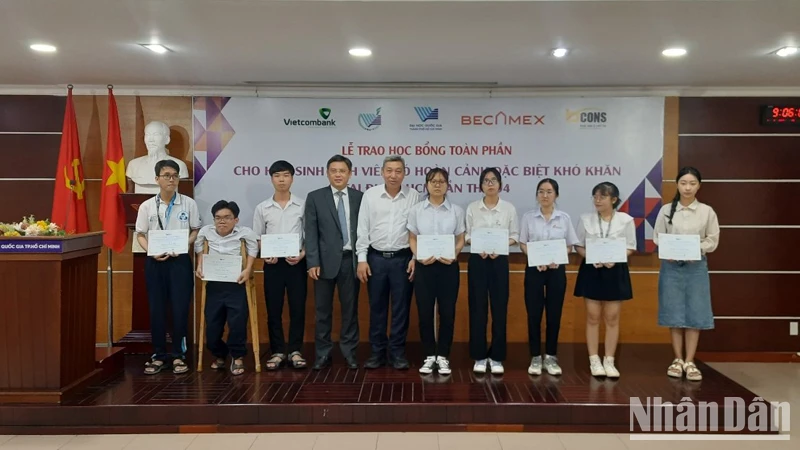 Sinh viên có hoàn cảnh đặc biệt khó khăn nhận học bổng của Đại học Quốc gia Thành phố Hồ Chí Minh.
