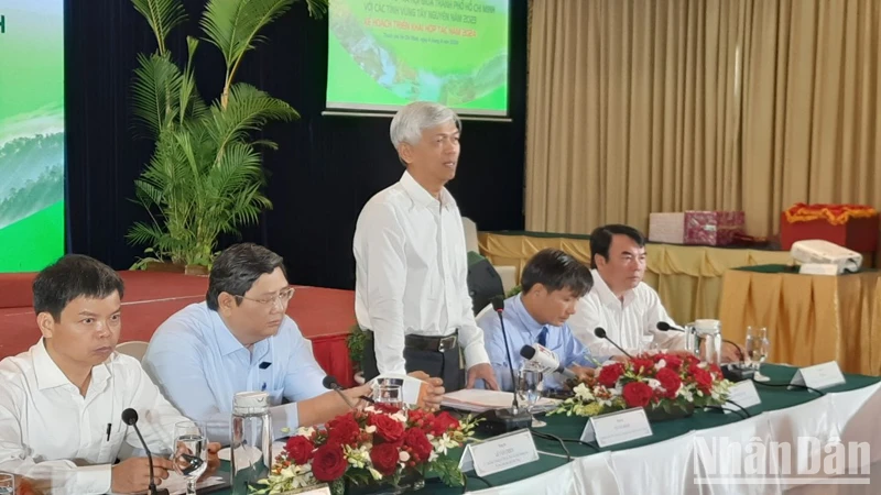 Đồng chí Võ Văn Hoan, Phó Chủ tịch Ủy ban nhân dân Thành phố Hồ Chí Minh phát biểu tại hội nghị.