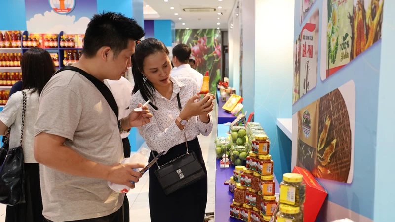 Người tiêu dùng tham quan các sản phẩm OCOP