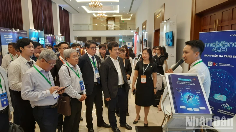 Các đại biểu tham quan các gian hàng trưng bày tại Hội nghị và Triển lãm Biztech Việt Nam 2024.