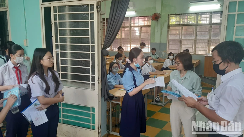 Thí sinh tại điểm thi Trường trung học cơ sở Colette, Quận 3, Thành phố Hồ Chí Minh làm thủ tục trước khi vào thi môn Ngữ văn. 