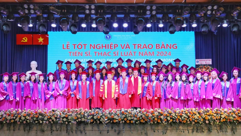 Tân tiến sĩ, thạc sĩ tại buổi lễ tốt nghiệp