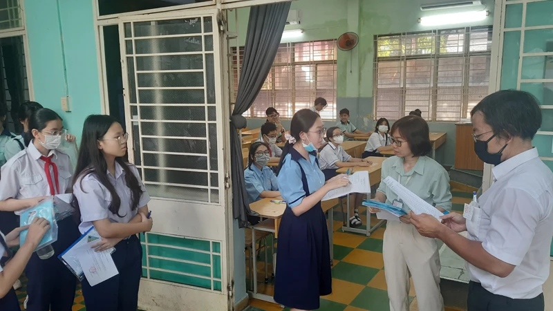 Thí sinh tham dự kỳ thi lớp 10 công lập năm 2024-2025 tại điểm thi Trường trung học cơ sở Colette, quận 3, Thành phố Hồ Chí Minh.