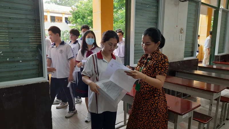 Các thí sinh làm thủ tục vào phòng thi để thi môn Ngữ văn.