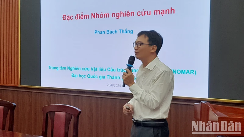Nhà khoa học trình bày tham luận tại hội thảo.