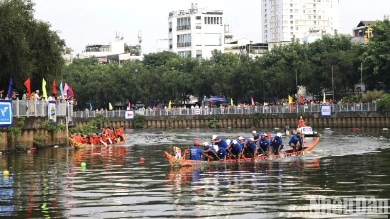 Sôi nổi Lễ hội đua ghe ngo 2024 trên kênh Nhiêu Lộc.
