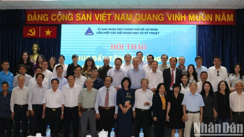 Các đại biểu chụp ảnh lưu niệm tại hội thảo