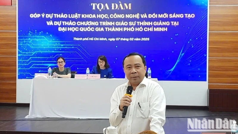 Phó Giáo sư, Tiến sĩ Vũ Hải Quân, Giám đốc Đại học Quốc gia Thành phố Hồ Chí Minh phát biểu tại tọa đàm.