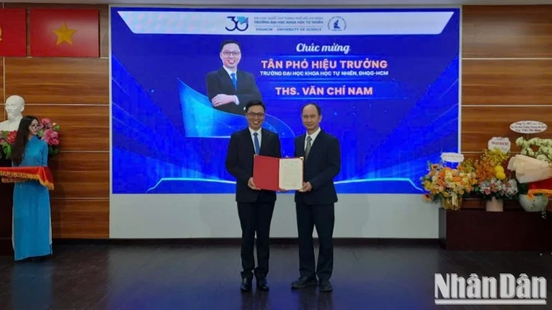 Phó Giáo sư, Tiến sĩ Trần Cao Vinh (bên phải) trao Quyết định Bổ nhiệm Thạc sĩ Văn Chí Nam làm Phó hiệu trưởng Trường đại học Khoa học tự nhiên.