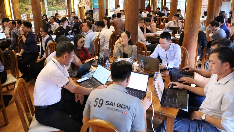 Đại diện các doanh nghiệp tập huấn ứng dụng AI.