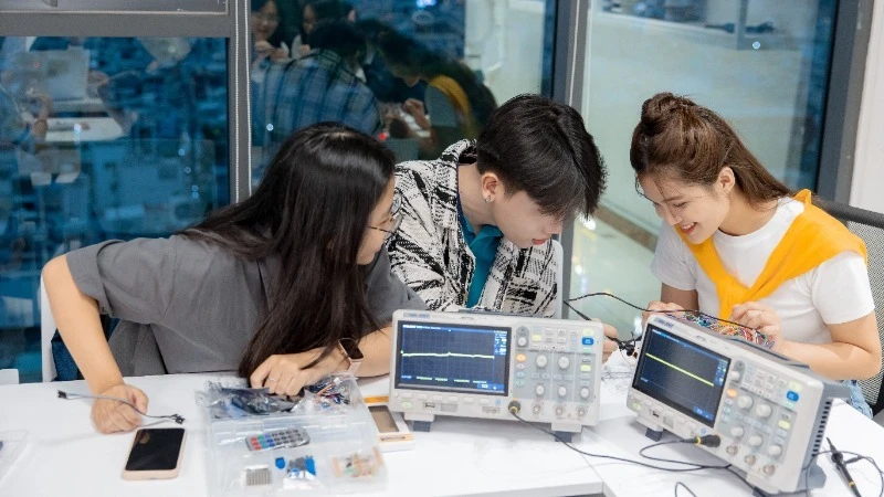 UEH AI Chatbot sẽ giúp học sinh và phụ huynh hiểu rõ về mọi thông tin tuyển sinh.