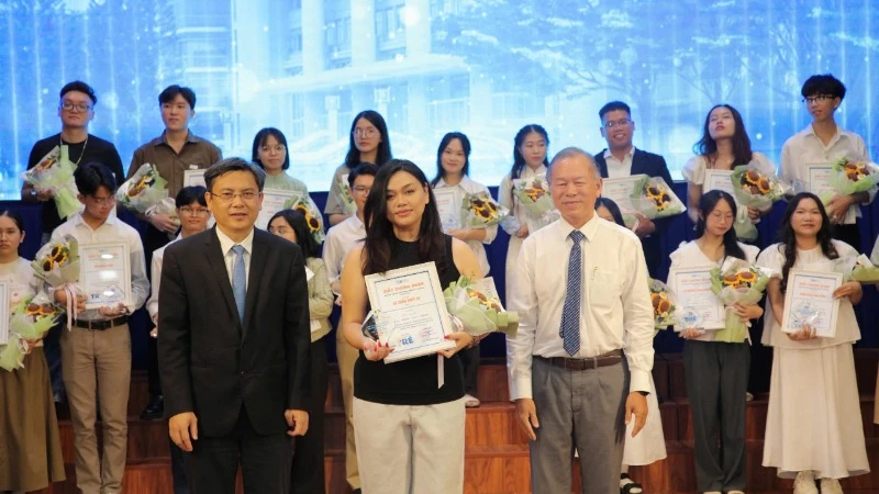 Ban Tổ chức trao giải Nhất thể loại Tản văn cho tác giả Đinh Ngọc Bảo Trân.