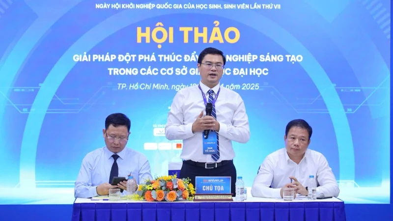 Các đồng chí chủ trì hội thảo.