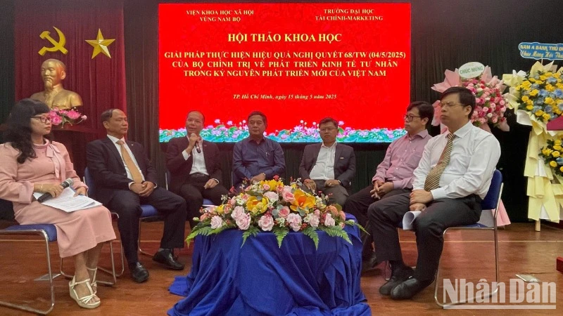 Các đại biểu tham gia phiên thảo luận bàn tròn.