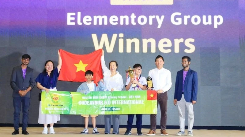 Ban tổ chức trao giải Nhất bảng tiểu học cho đội thi đến từ Việt Nam. (Ảnh: CTV)