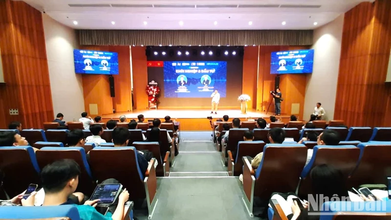 Quang cảnh buổi talkshow “Khởi nghiệp và Đầu tư”.