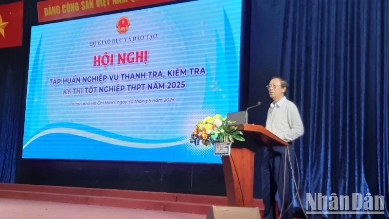 Đồng chí Phạm Ngọc Thưởng, Thứ trưởng Giáo dục và Đào tạo phát biểu tại hội nghị tập huấn.
