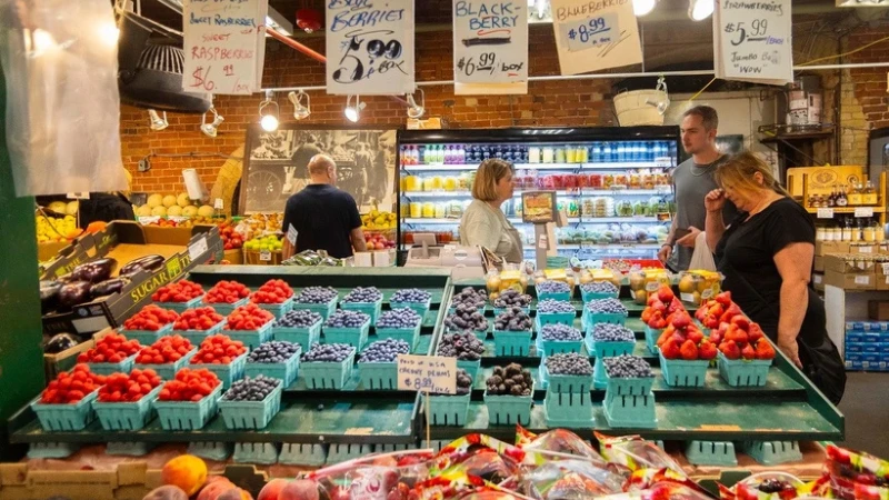 Người dân mua sắm tại một khu chợ ở Toronto, Canada. (Ảnh: THX/TTXVN)