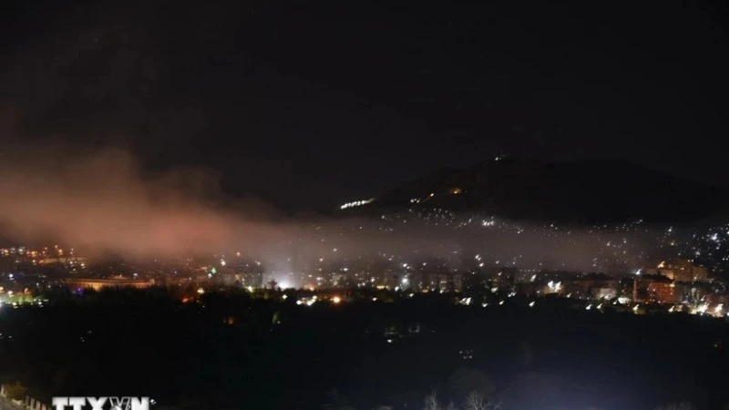 Khói bốc lên sau vụ không kích của Israel xuống thủ đô Damascus, Syria ngày 3/5. (Ảnh: THX/TTXVN)
