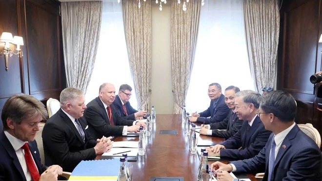 Tổng Bí thư Tô Lâm gặp Thủ tướng Slovakia Robert Fico. (Ảnh: Thống Nhất/TTXVN)