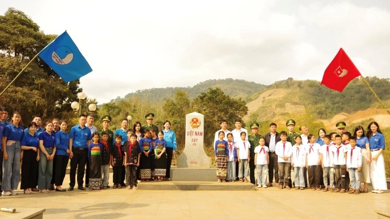 Chụp ảnh lưu niệm tại cột mốc 327.