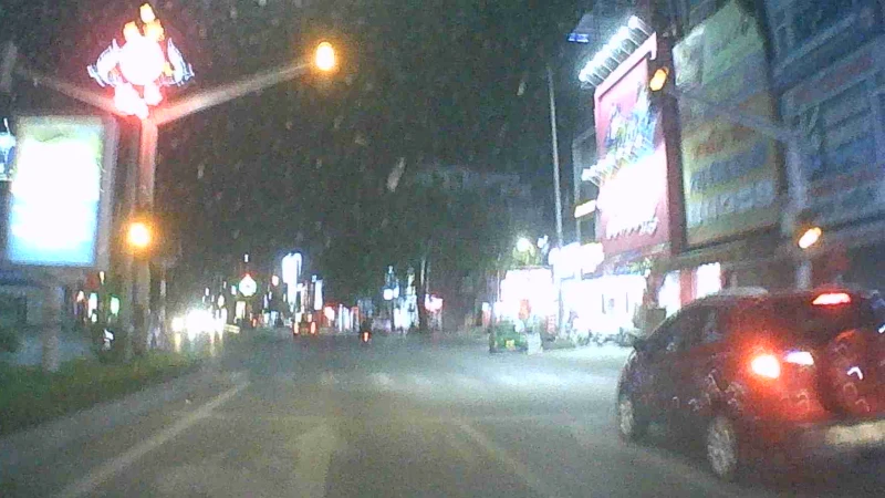 Đèn xanh còn 15 giây bất ngờ chuyển vàng và đỏ (Ảnh: Cắt từ clip).