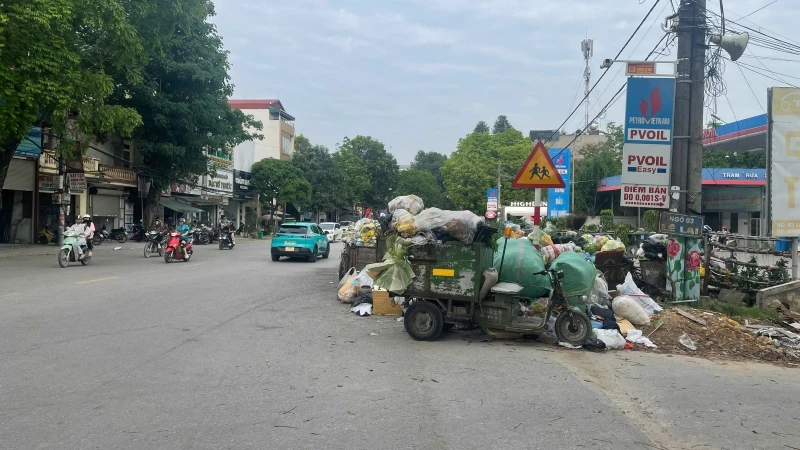 Rác thải ùn ứ tại thành phố Thanh Hóa.
