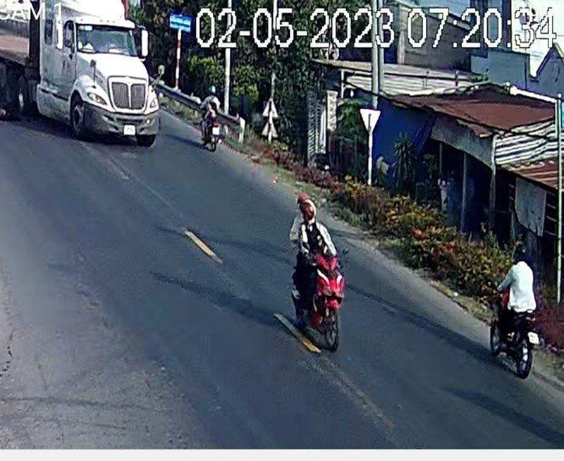 Nam thanh niên điều khiển xe mô-tô gây tai nạn. (Ảnh: Cắt từ camera) 