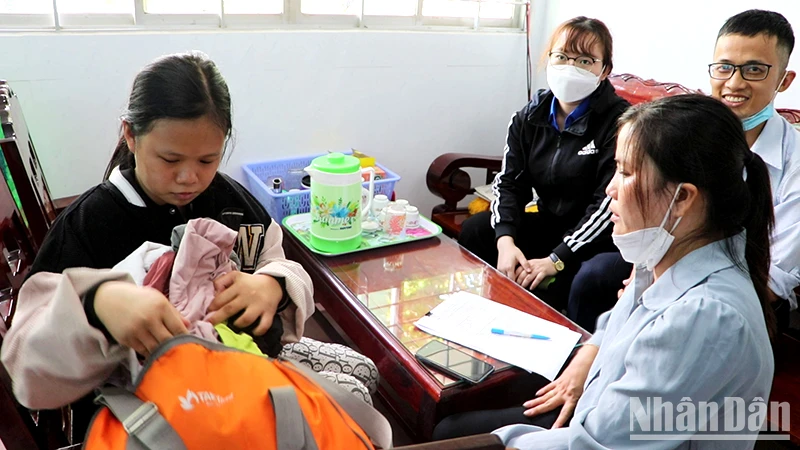 Em Nguyễn Ngọc Nguyên đang ở Trung tâm Bảo trợ xã hội tổng hợp tỉnh Đồng Tháp. (Ảnh: THÚY NHI)