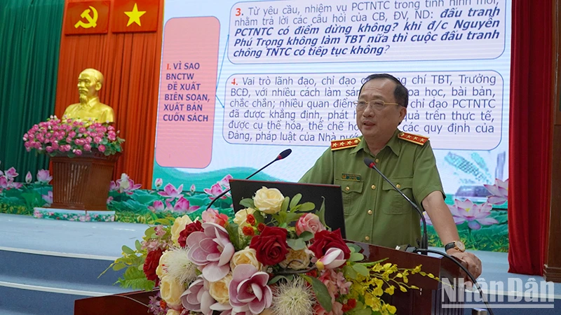 Thượng tướng, Phó Giáo sư, Tiến sĩ Nguyễn Văn Thành báo cáo đến đại biểu những nội dung cốt lõi của tác phẩm.