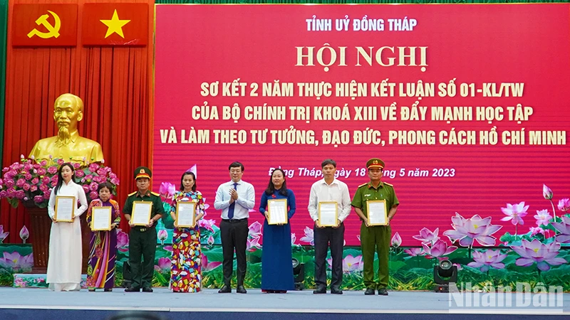 Trao trao Thư khen của Bí thư Tỉnh ủy Đồng Tháp cho các tập thể, cá nhân tiêu biểu. (Ảnh: HỮU NGHĨA)