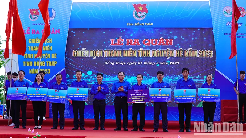 Trao bảng tượng trưng các công trình, phần việc cho các địa phương, các Huyện đoàn, Thành đoàn và Đoàn trực thuộc.