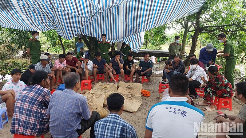 Các đối tượng bị bắt giữ tại hiện trường.