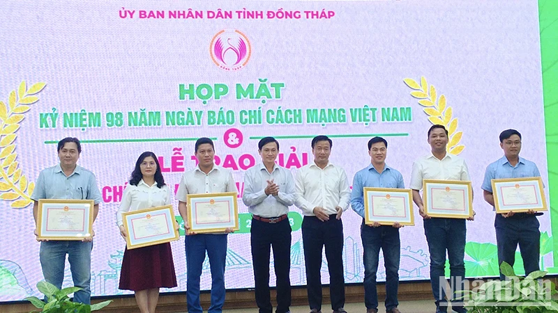 Lãnh đạo Hội đồng nhân dân tỉnh và Ủy ban nhân dân tỉnh Đồng Tháp trao giải B cho tác giả và nhóm tác giả đạt Giải Báo chí tỉnh Đồng Tháp lần thứ 6.